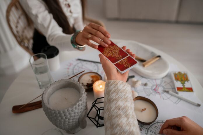 El auge de los mejores tarotistas y videntes como guía frente a la incertidumbre según Tarot Orula