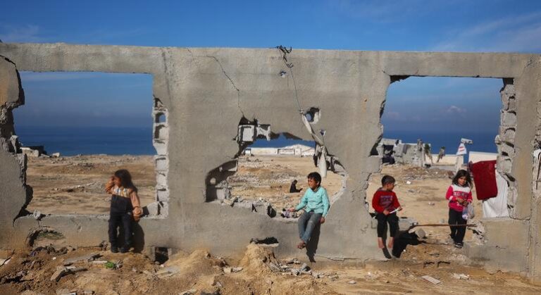 Gaza, deportados venezolanos, mujeres en la ciencia... Las noticias del martes