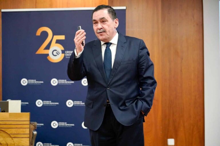 La Universitat de València inaugura la 26ª edición de 'Qui pot ser empresari?' con José Rosell como director académico