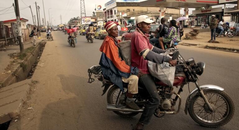 Los países deben garantizar la disposición de cascos seguros y asequibles