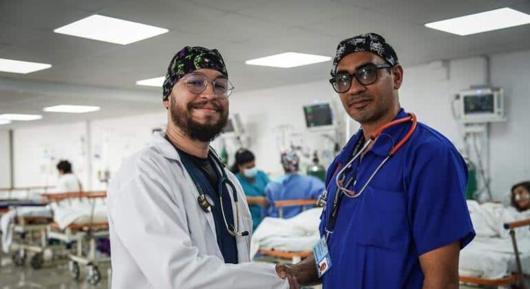 Médicos venezolanos salvan vidas y fortalecen el sistema de cuidados de la salud en Perú