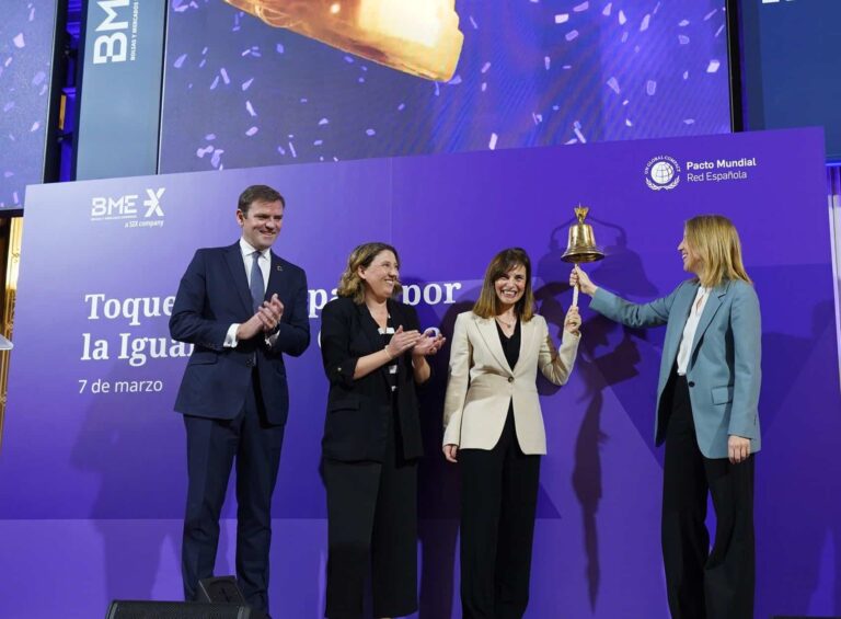BME abre la sesión bursátil con un Toque de Campana por la Igualdad de Género