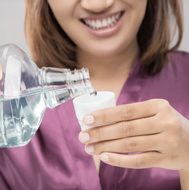 El Centre Dental Francesc Macià explica las claves de los mejores tipos de enjuagues bucales y colutorios para la salud bucodental