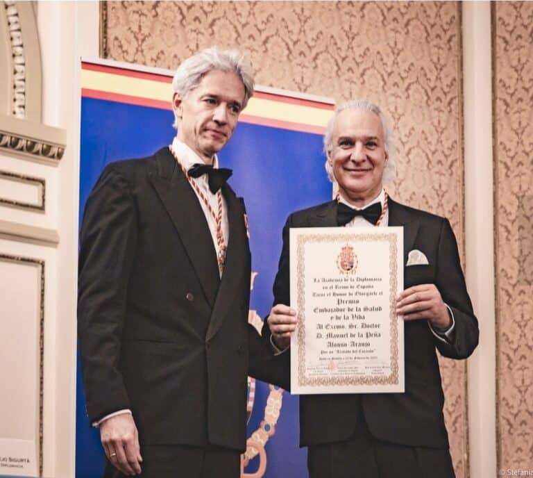 El Dr. de la Peña recibe la distinción 'Embajador de la salud y de la vida' de la Academia de la Diplomacia