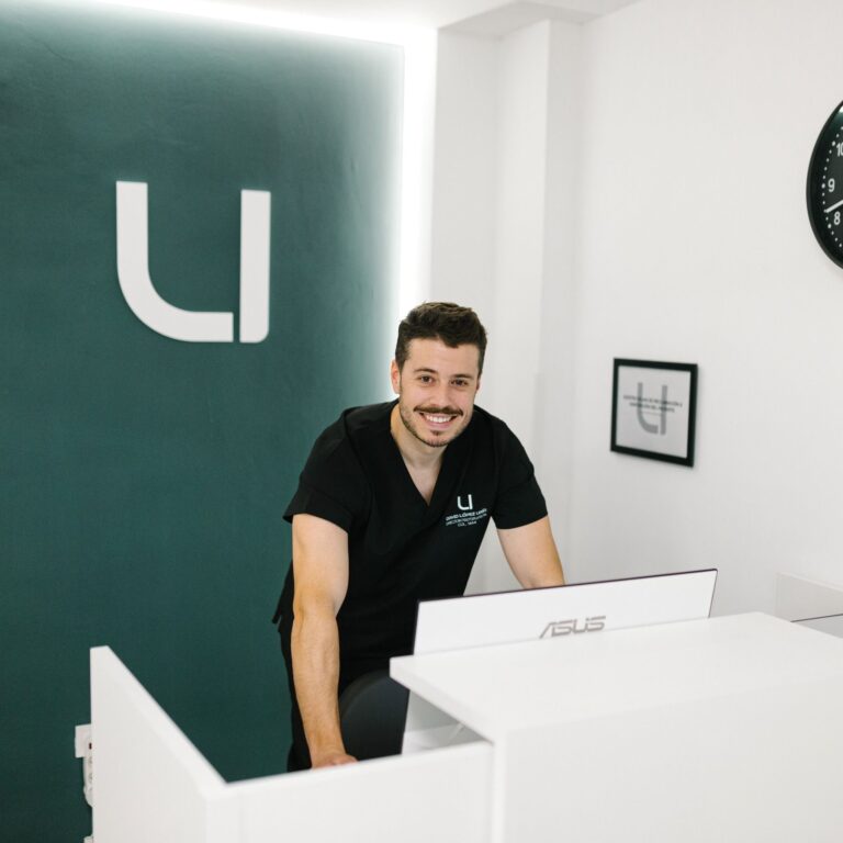 El propietario de la Clínica de Fisioterapia López Uría en Oviedo expone el error más común que cometen las personas con dolor muscular