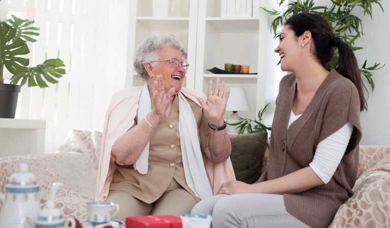 Farmazul y Fundación Grandes Amigos pioneros en detección de personas 'solas' a través de las farmacias