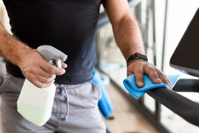 362 veces más gérmenes que un inodoro: cómo evitar que un gimnasio sea un foco de infecciones