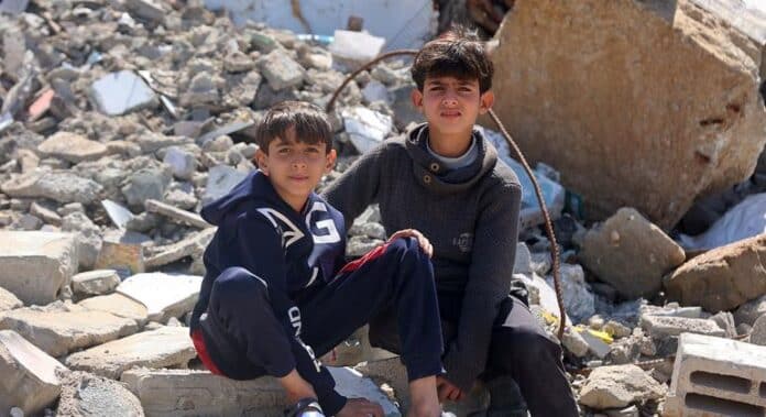 Niños de Gaza: El riesgo de jugar entre los escombros de los hogares destruidos por la guerra