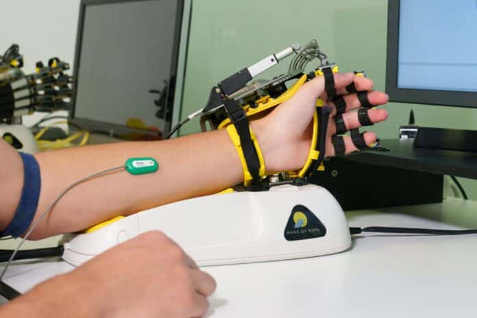 "El éxito de la neurorrehabilitación robótica en el Parkinson es lograr que el paciente se mantenga estable y conserve su calidad de vida el mayor tiempo posible", explica la fisioterapeuta Sara García Delgado