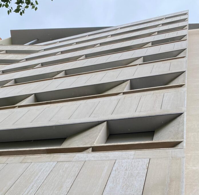 El edificio del Colegio de Aparejadores de Albacete, premio 'Permanencia Obra Nueva del COACM'