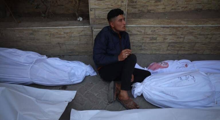 Gaza, muertes por sida, niñas en Afganistán... Las noticias del lunes