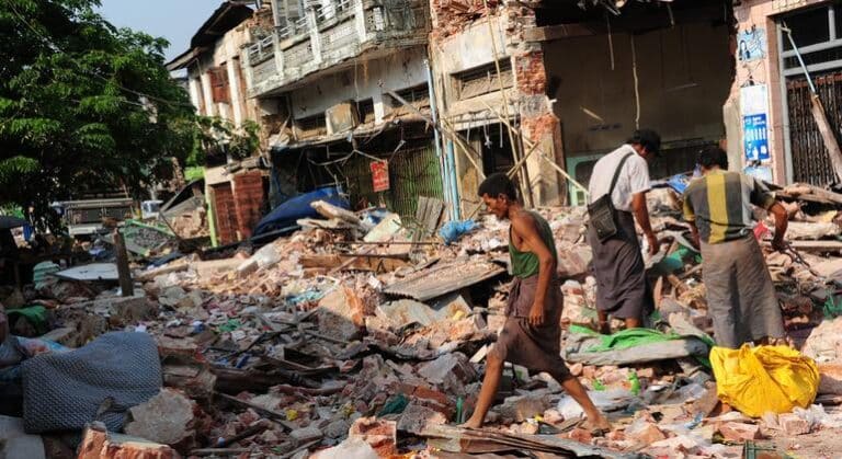 Con un sistema sanitario desbordado, crece el peligro para los supervivientes del terremoto en Myanmar