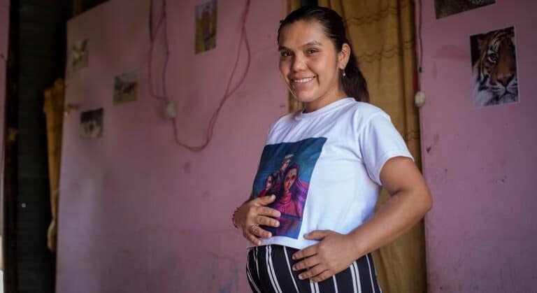 La mortalidad materna bajó 40% en 20 años, pero este logro está en riesgo por los cortes a la ayuda humanitaria