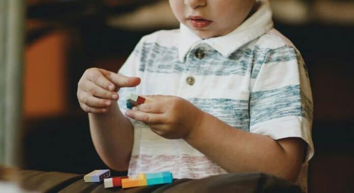 Los gobiernos deben acabar con el aislamiento y la estigmatización de las personas con autismo