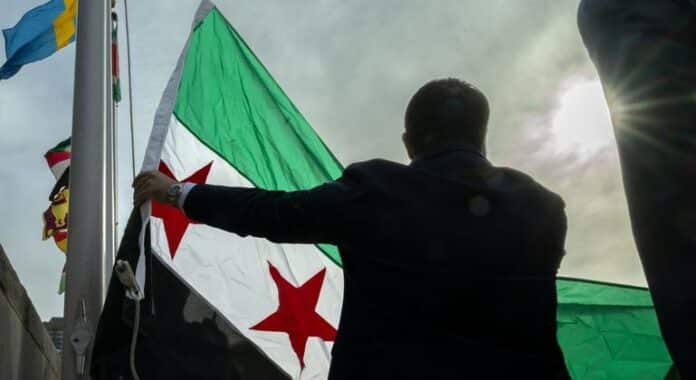 La nueva bandera de Siria se iza en la ONU, mientras el enviado a ese país pide apoyar la transición política