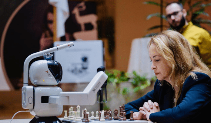 SenseRobot triunfa en el enfrentamiento contra la Campeona Mundial de Ajedrez Femenino