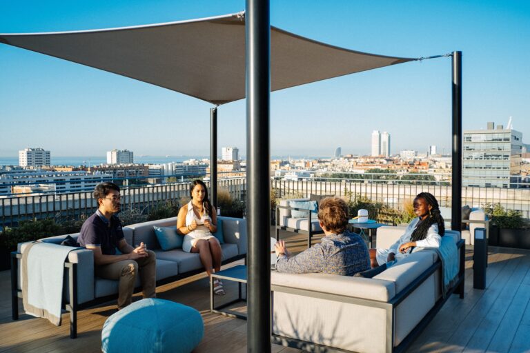 El 70% de los profesionales del 22@ apuesta por el trabajo híbrido: el modelo de oficina flexible se consolida en Barcelona