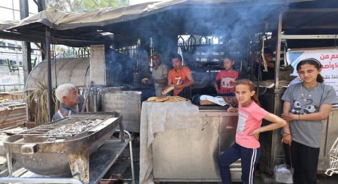 La ONU logra autorización para ingreso de camiones a Gaza, pero la ayuda sigue siendo "una gota en el océano"