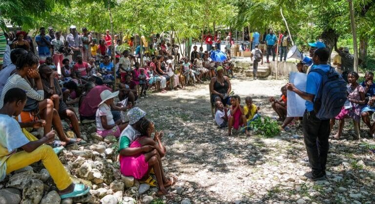 Haití: Las familias desplazadas luchan contra la muerte por dentro y por fuera