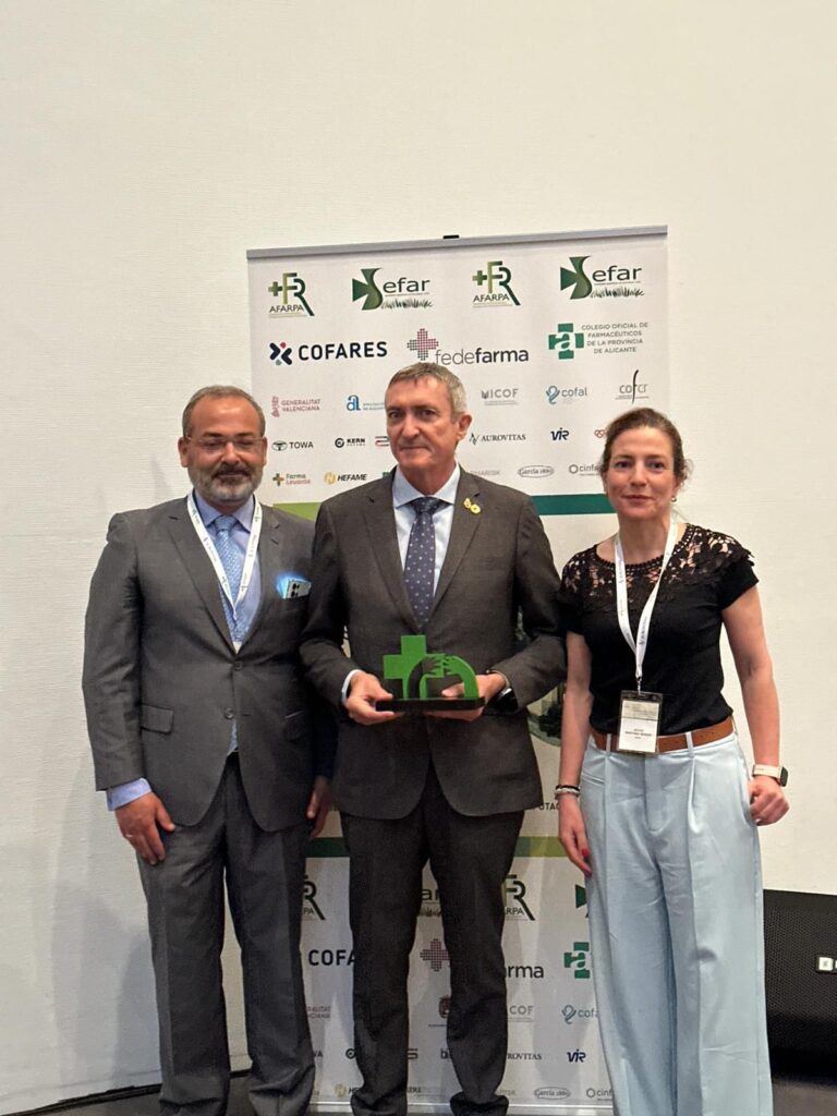 El ex presidente de FEFCAM, premiado por su compromiso con la farmacia rural