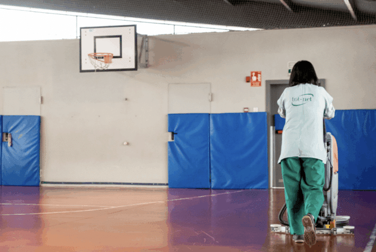 Tot-Net refuerza la limpieza profesional en centros deportivos ante la llegada del verano