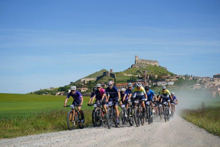 Youssef Issmaili y Beatriz Martínez conquistan Atienza en una prueba épica de MTB por la Sierra Norte