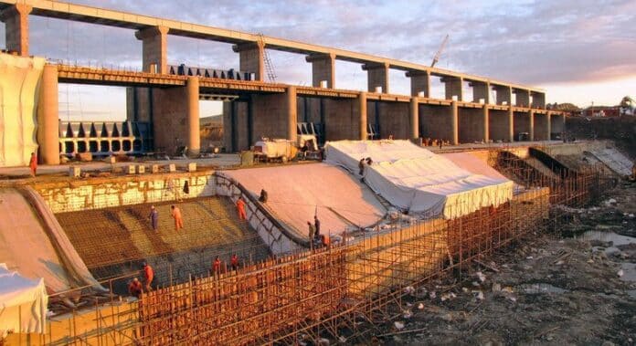 En América Latina y el Caribe, la inversión extranjera cayó un 12% en 2024