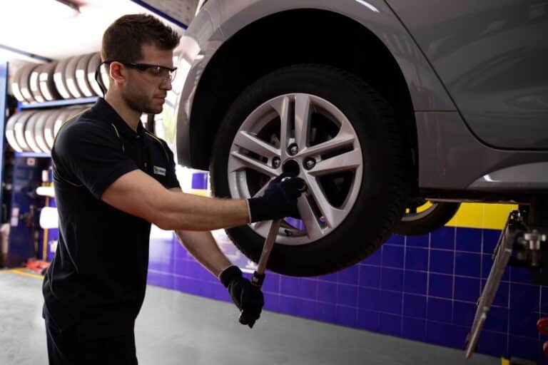 ¿Qué se debe revisar en el coche para no empezar las vacaciones tirado en la carretera?