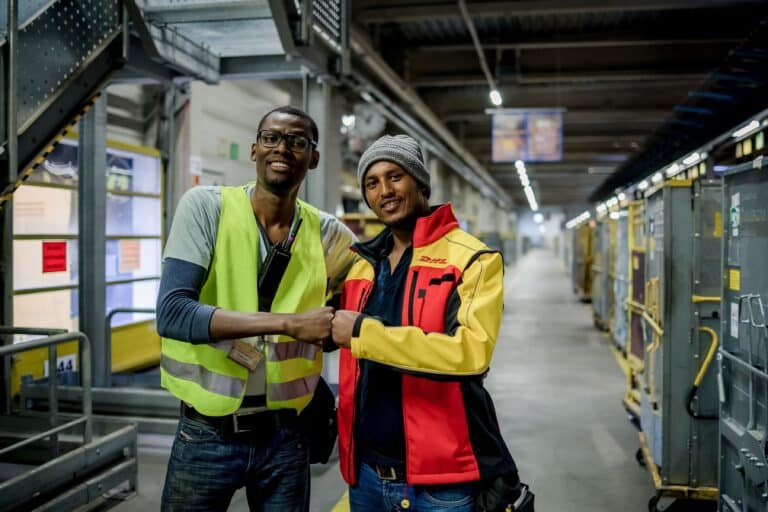 DHL Group ha integrado a más de 30.000 refugiados en el mercado laboral, en 10 años