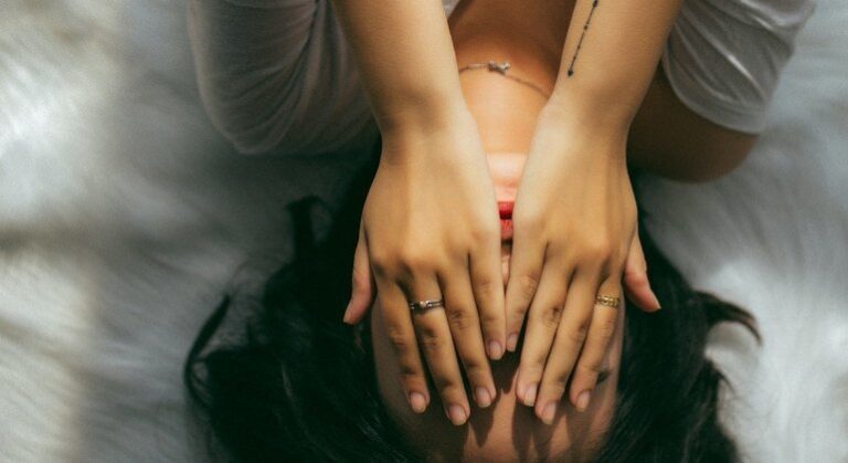 ¿Por qué está en auge la manosfera? ONU Mujeres da la voz de alarma sobre la misoginia en internet