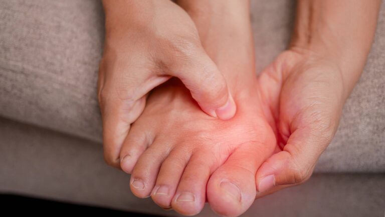 La podóloga Elena López Gaspar recuerda que el calzado adecuado debe sujetar el pie para evitar dolores y patologías crónicas