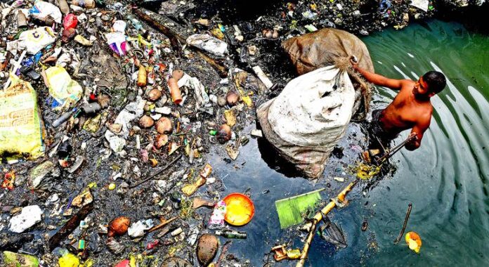 Cada persona consume más de 50.000 partículas de plástico al año