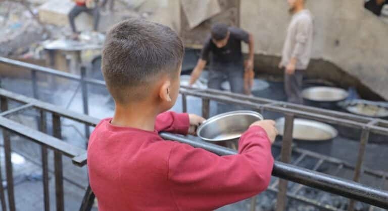 Gaza: El asesinato por soldados israelíes de personas buscando comida constituiría un crimen de guerra