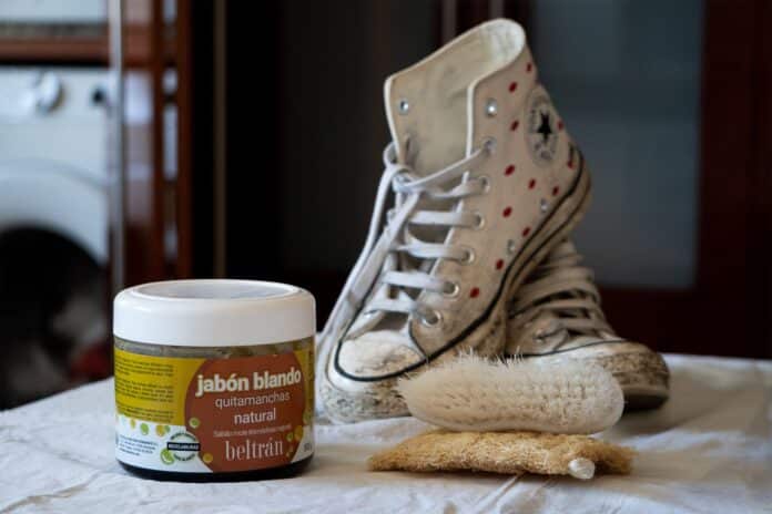 La empresa centenaria Jabones Beltrán ofrece una solución sencilla para conseguir unas zapatillas blancas
