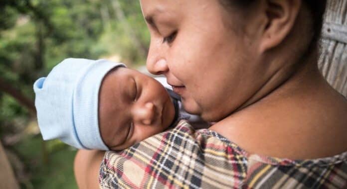 Las barreras económicas y sociales desalientan la fertilidad en América Latina