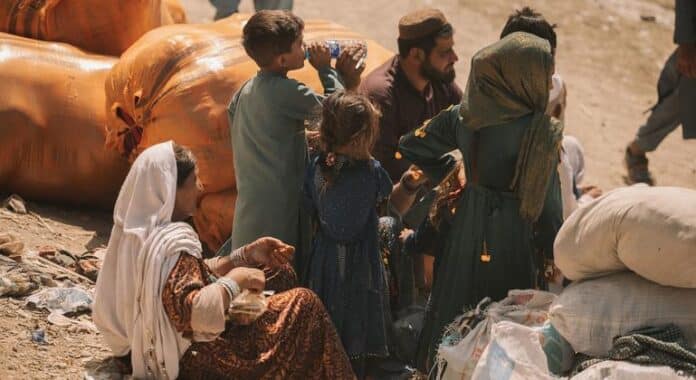 Más de 640.000 refugiados afganos regresan de Irán a su país