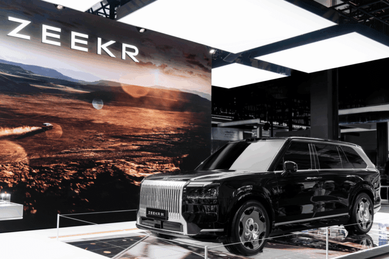 Acelerando la evolución de la inteligencia corporizada en el automóvil, Geely Auto Group se asocia con StepFun para una exposición conjunta en la Conferencia Mundial de Inteligencia Artificial 2025