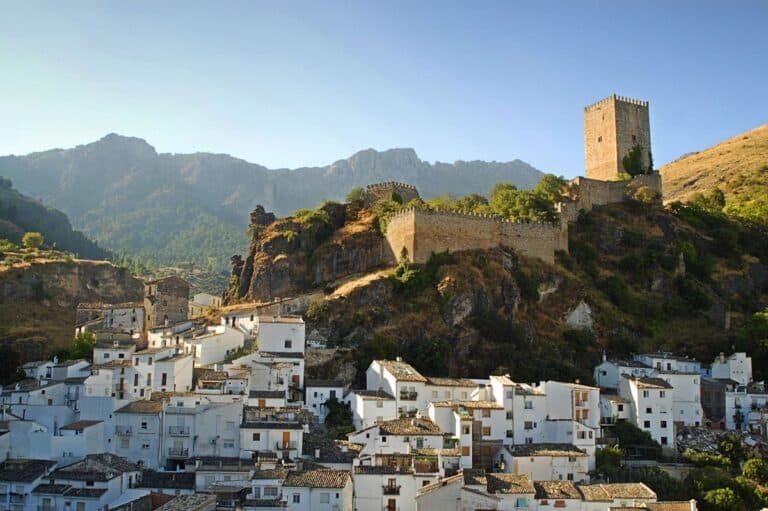 Los alquileres de corta duración canalizan más de 5.500 millones de euros hacia el comercio local de la España rural, según Airbnb