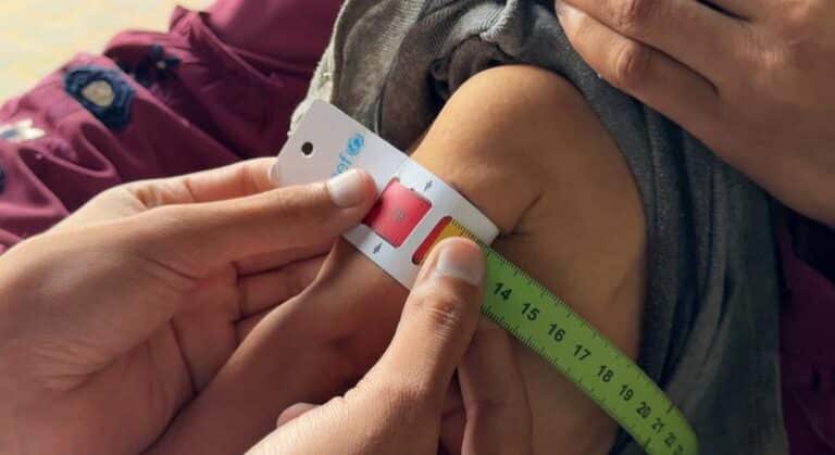 Hambre en Gaza, afganos deportados, medicamentos contaminados... Las noticias del jueves