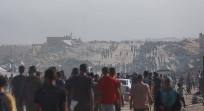 Gaza: La hambruna y la desesperación obligan a la gente a buscar comida en el suelo