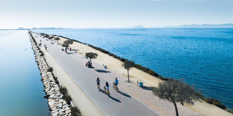 La Costa Cálida encara el verano con cifras récord de ocupación: un destino auténtico y lleno de energía