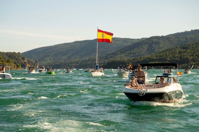 La Virgen del Carmen surca un Entrepeñas rebosante en la ribera de Pareja