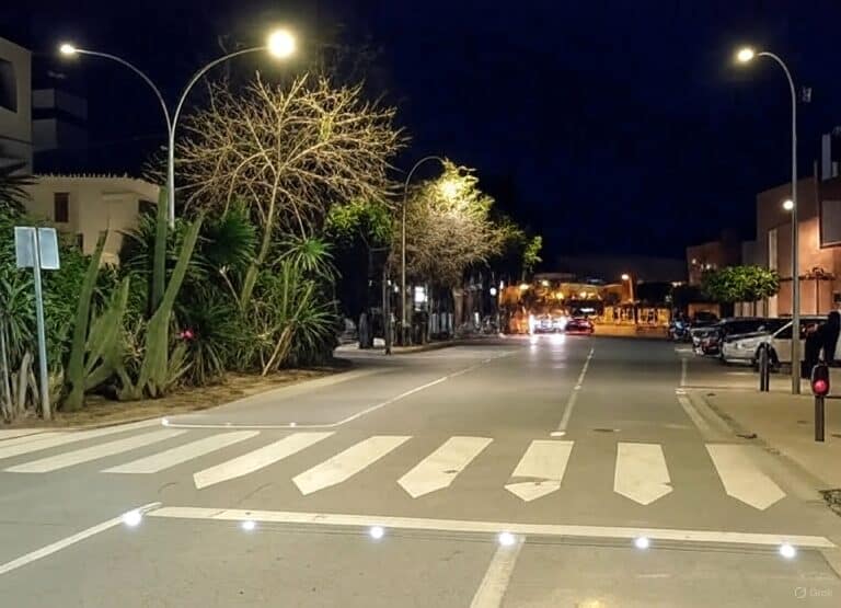 Pasos de peatones inteligentes TESLEC en 80 municipios sevillanos