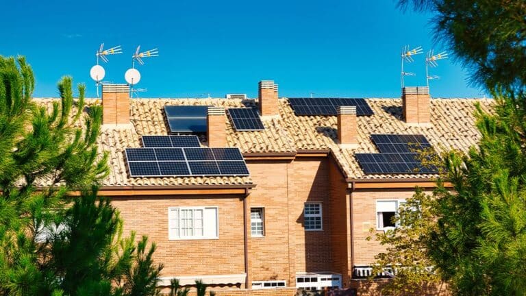 SyA Instalaciones analiza la rentabilidad de instalar placas solares en comunidades de vecinos
