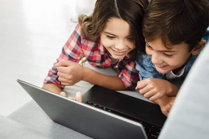 Somos Conexión alerta de la importancia de una educación digital consciente para proteger el bienestar y la privacidad desde la infancia