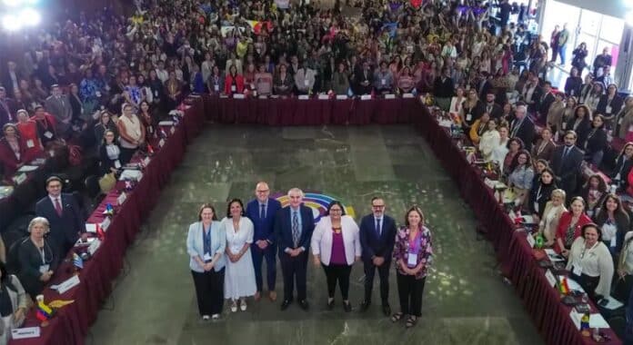 El envejecimiento de la población abre el camino al cuidado como derecho, pero ha de repartirse entre hombres y mujeres