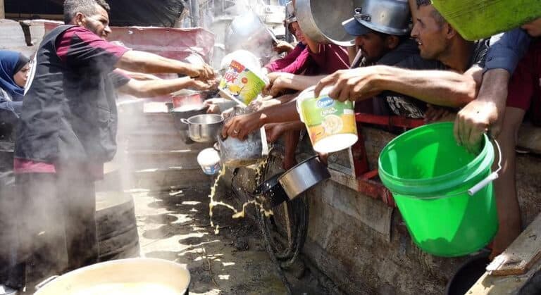 Hambre en Gaza: una batalla diaria por una cuchara de lentejas