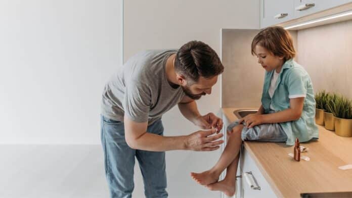 Heridas, picaduras y mordeduras en niños: cuándo actuar en casa y cuándo acudir a urgencias 