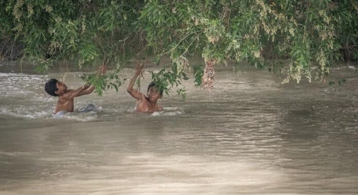 Las inundaciones monzónicas causan más de 700 muertos en Pakistán, y las fuertes lluvias continúan
