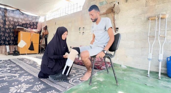 Le volaron la pierna mientras buscaba comida en Gaza, y se fabricó una prótesis para seguir apoyando a su familia